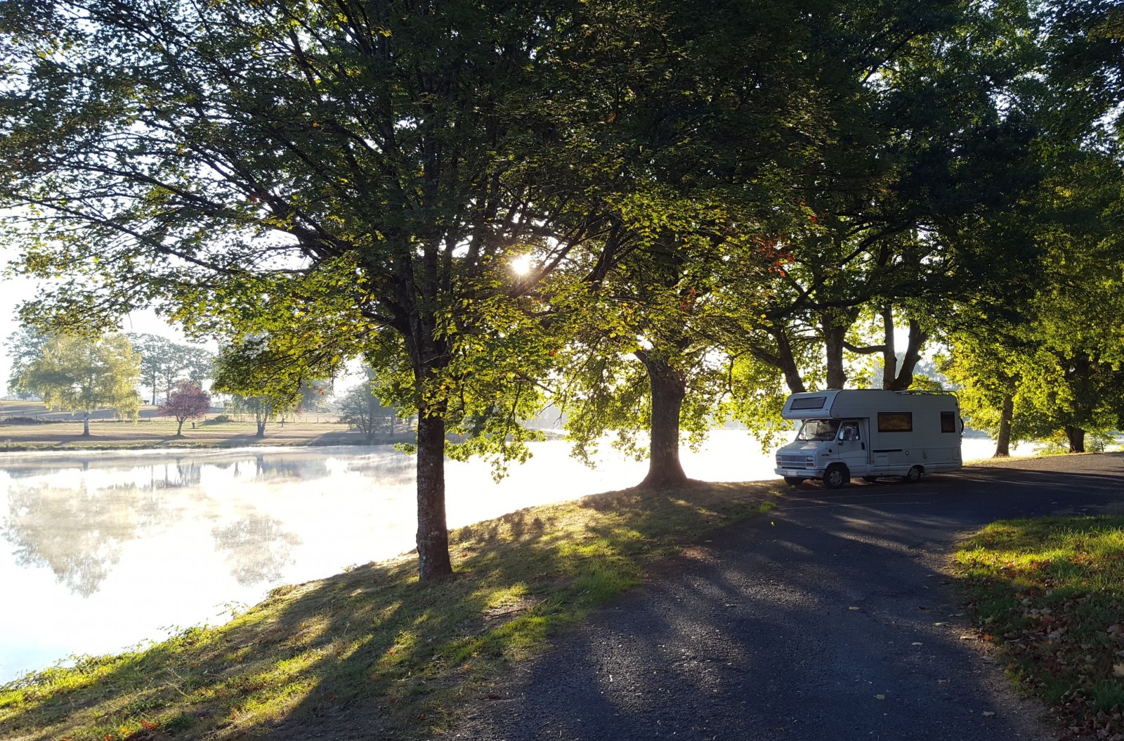 Camping-car au Lac de St Hilaire les Places