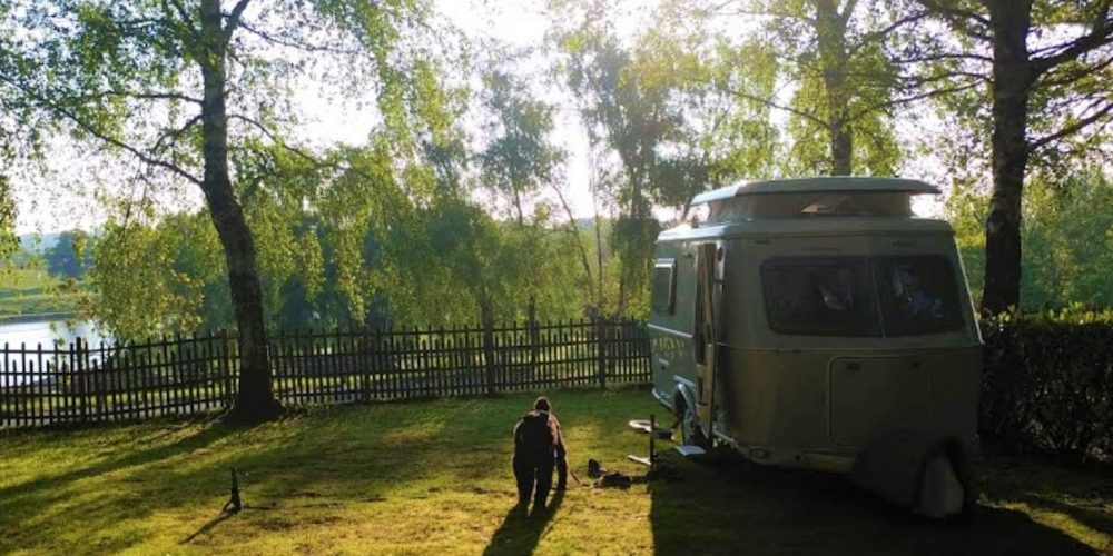 Camping l'Air du Lac caravane et chien sur Emplacement Privilège