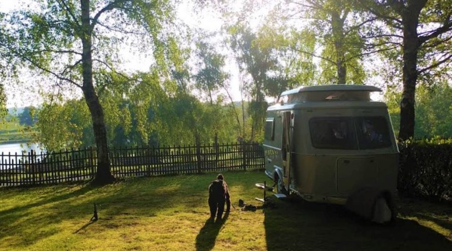 Camping l'Air du Lac caravane et chien sur Emplacement Privilège